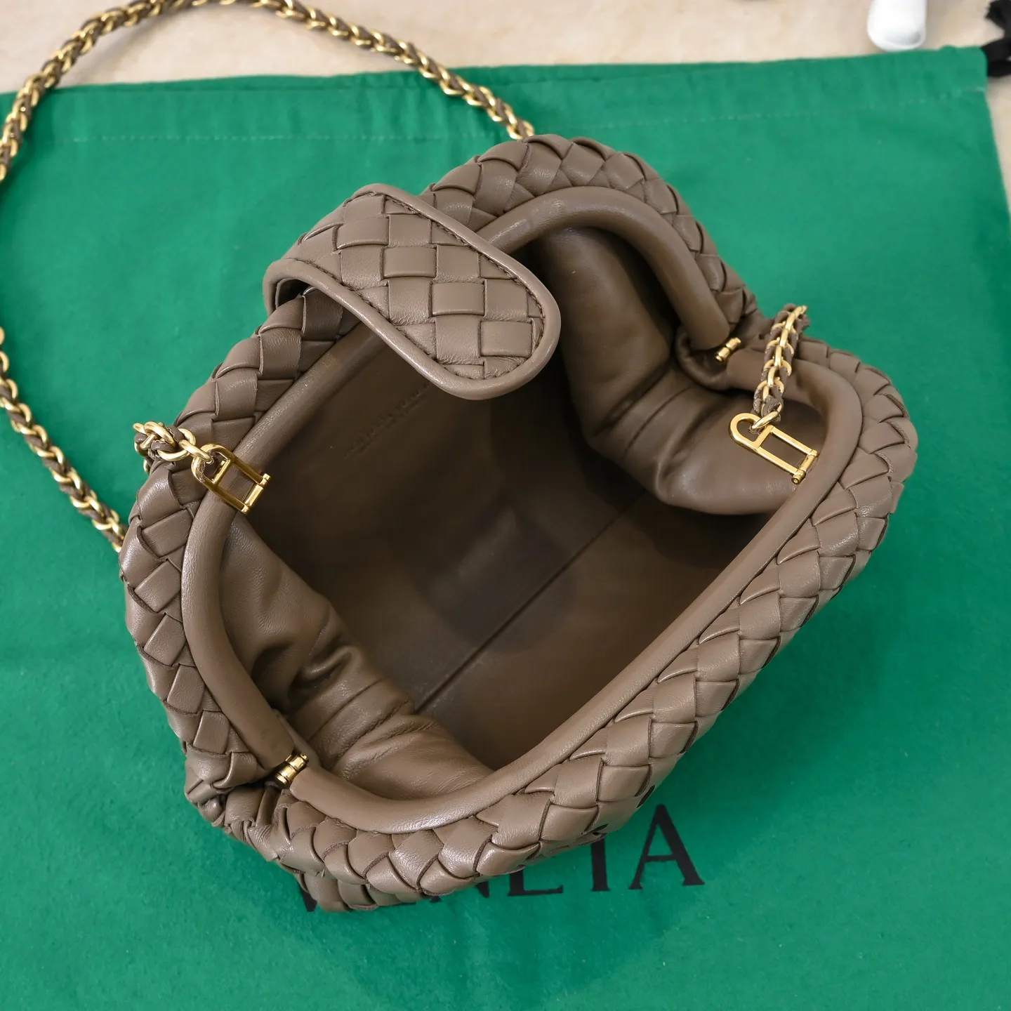 Batch 1880 BOTTEGA VENETA LAUREN 1980 small clutch bag is new! The small size that many people are squatting on is finally here. The self-adjustable zipper is a highlight of this bag. After being removed, it can be used as a handbag for important occasions. One bag unlocks two carrying methods at the same time. It is practical and has a unique sense of structure and beautiful lines. It is more elegant than a small cloud. It is a tribute to the classics and the pursuit of modernity. Style number: 4038 Size: 27*15*8cm